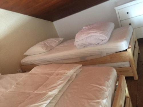 - 2 lits dans une petite chambre dans l'établissement Appartement 6 pers. au pied des pistes avec balcon et accès commercial direct - FR-1-602-8, à Arette