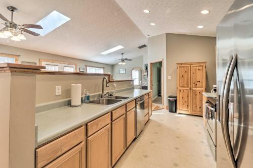 Dapur atau dapur kecil di The Toasted Marshmallow Mt Jackson Retreat!