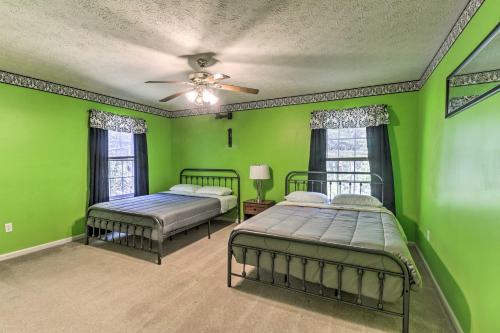 - une chambre verte avec 2 lits et un ventilateur de plafond dans l'établissement The Toasted Marshmallow Mt Jackson Retreat!, à Basye
