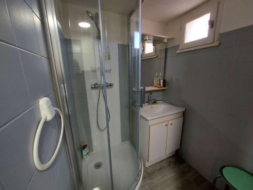 une salle de bain avec douche et lavabo dans l'établissement Appartement climatisé 2 pièces à 160m de la plage avec terrasse, parking privé et proche commerces - FR-1-423-240, au Grau-dʼAgde