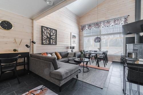 uma sala de estar com um sofá e uma mesa em Holiday in Lapland - Levihovi 6B em Levi