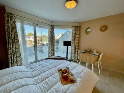 sypialnia z łóżkiem i tacą z owocami w obiekcie Studio cosy à Quiberon - 20m² - 2 pers. - 2ème étage - Proche plage - Terrasse - Équipé complet - FR-1-478-232 w mieście Quiberon