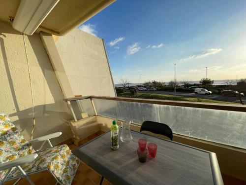 Studio rénové 2* à 50m de la plage avec balcon - 4 couchages - FR-1-224C-216