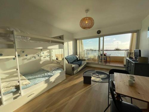 - une chambre avec des lits superposés et un salon dans l'établissement Studio rénové 2* à 50m de la plage avec balcon - 4 couchages - FR-1-224C-216, à Saint-Jean-de-Monts