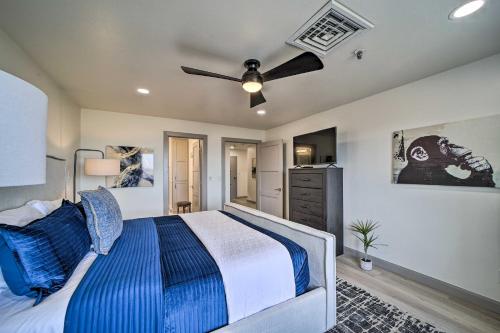 1 dormitorio con 1 cama y ventilador de techo en Monkey Island Condo with Resort Amenities! en Monkey Island