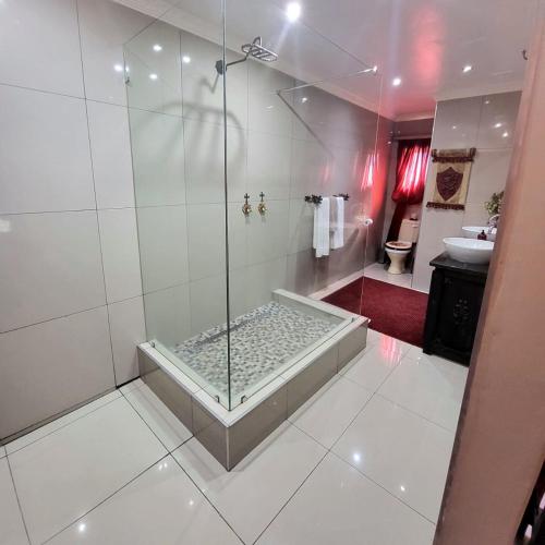 Ένα μπάνιο στο Excalibur Boutique Hotel