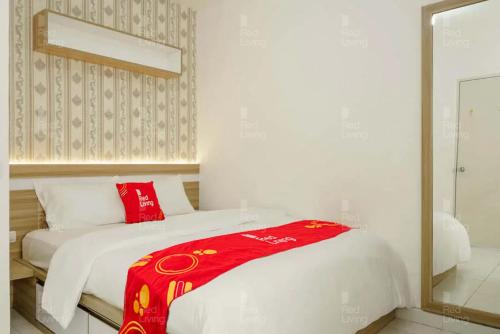 Ένα ή περισσότερα κρεβάτια σε δωμάτιο στο RedLiving Apartemen Aeropolis - Ivan Tower AR2