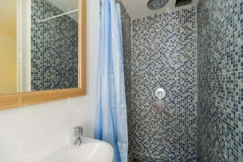 Ένα μπάνιο στο RedLiving Apartemen Aeropolis - Ivan Tower AR2