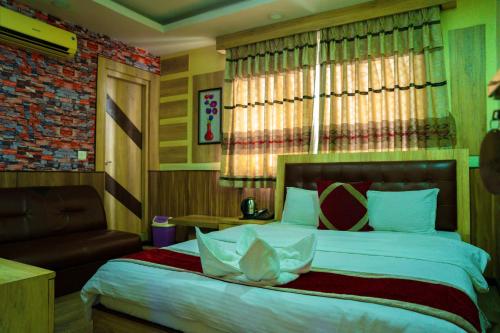 Postel nebo postele na pokoji v ubytování Gautam Hotel