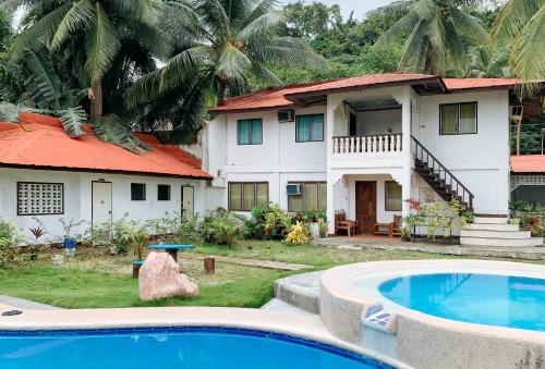 een huis met een zwembad voor een huis bij Carmen Veranda Resort in Carmen