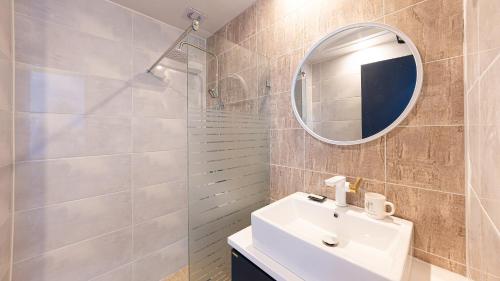 ein Bad mit einem Waschbecken und einem Spiegel in der Unterkunft Hotel C Resort in Yeosu