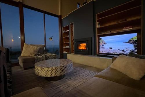Una sala de estar con una mesa y una chimenea. en Little Cuttlefish on Kangaroo Island, en Penneshaw