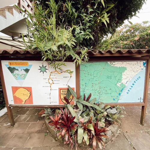 a bulletin board with plants on top of it at Cabana na Serra Gaúcha! in Picada Cafe