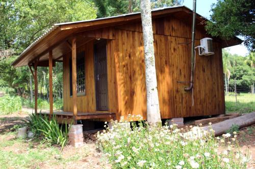 a small wooden cabin with a tree at Cabana na Serra Gaúcha! in Picada Cafe