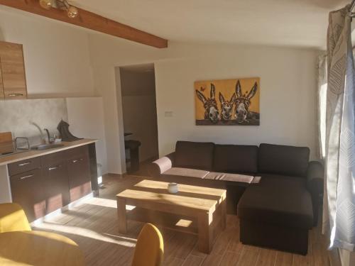 sala de estar con sofá y mesa en Ергини en Dobrinishte