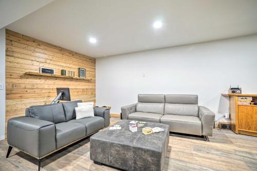 Ruang duduk di Gold Bar Cabin on Skykomish River Heated Swim Spa