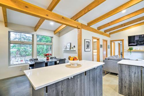 Dapur atau dapur kecil di Gold Bar Cabin on Skykomish River Heated Swim Spa