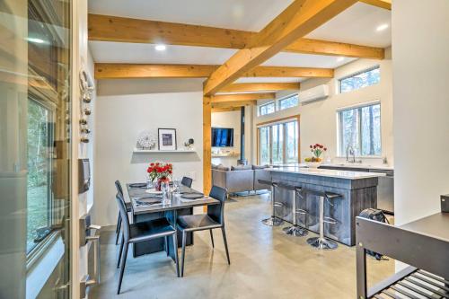 Televisyen dan/atau pusat hiburan di Gold Bar Cabin on Skykomish River Heated Swim Spa