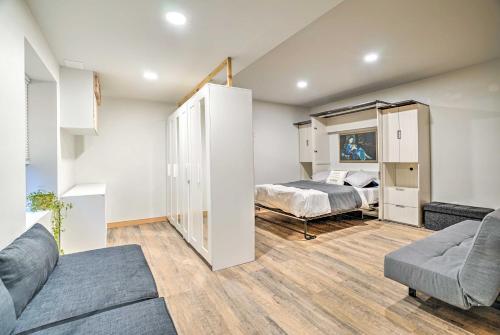 Dapur atau dapur kecil di Gold Bar Cabin on Skykomish River Heated Swim Spa