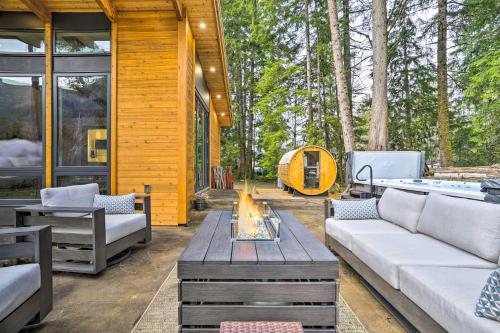Ruang duduk di Gold Bar Cabin on Skykomish River Heated Swim Spa