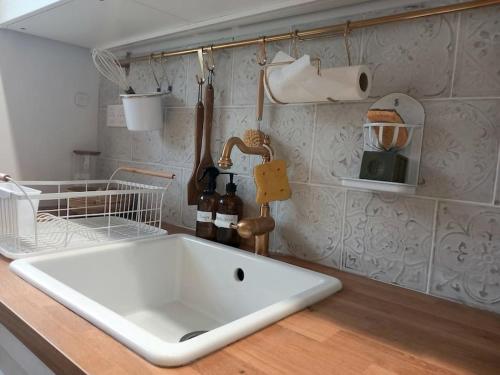 biały zlew na blacie w kuchni w obiekcie Gîte au cœur des châteaux de la Loire w mieście Cellettes