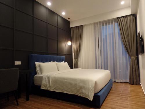 um quarto com uma cama grande e uma janela em SRT Suites - The Skyline em Phnom Penh