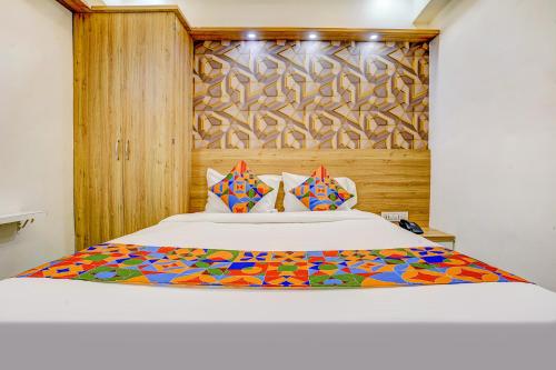 Postel nebo postele na pokoji v ubytování FabHotel Galaxy Stay - Nr Morya Hospital