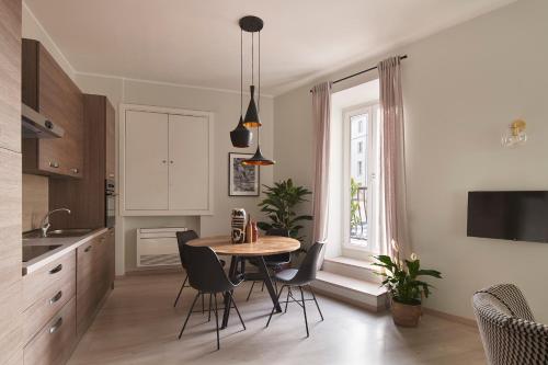 3 Master Bedrooms With Balcony on the River with Views