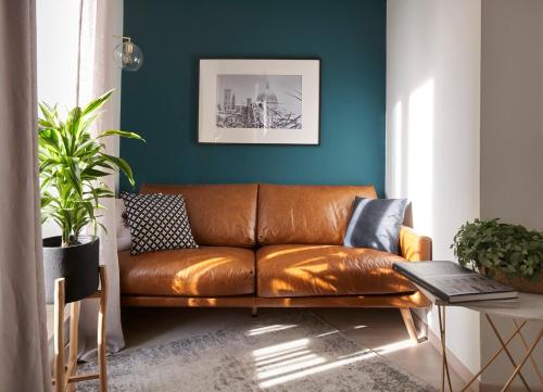 3 Master Bedrooms With Balcony on the River with Views