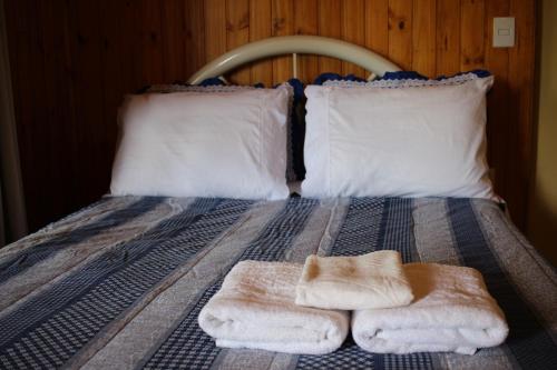 uma cama com duas toalhas em cima em Cabana na Serra Gaúcha! em Picada Cafe