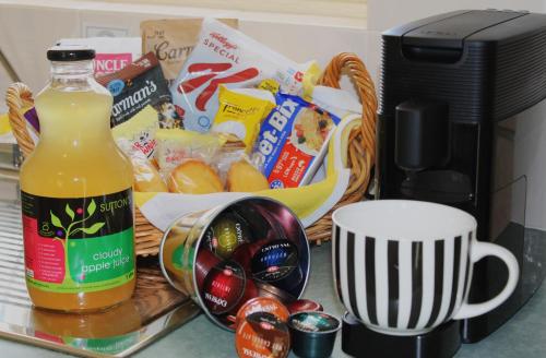 een toonbank met een fles sinaasappelsap en een mand met eten bij Severn River Cottages in Severnlea