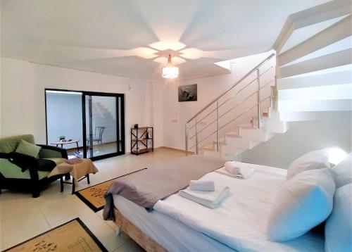 ein Schlafzimmer mit einem großen Bett und einer Treppe in der Unterkunft Sere in Antalya