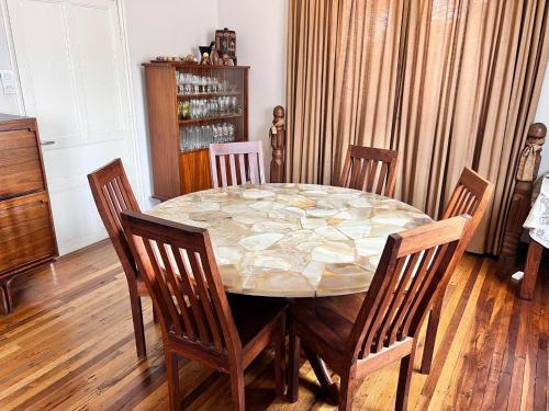 comedor con mesa y 4 sillas en Bed&Breakfast VANILLA, en Antsirabe