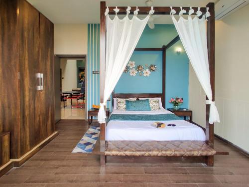 1 dormitorio con 1 cama con dosel en Meraki Villa, en Panchgani
