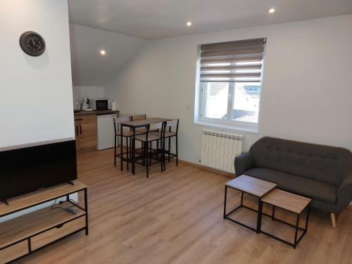 un salon avec un canapé et une table dans l'établissement Famille House 201, à Chalon-sur-Saône