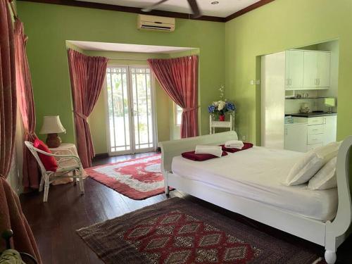 Katil atau katil-katil dalam bilik di Lui Farm Villa - Private Villa for Staycation & Retreat