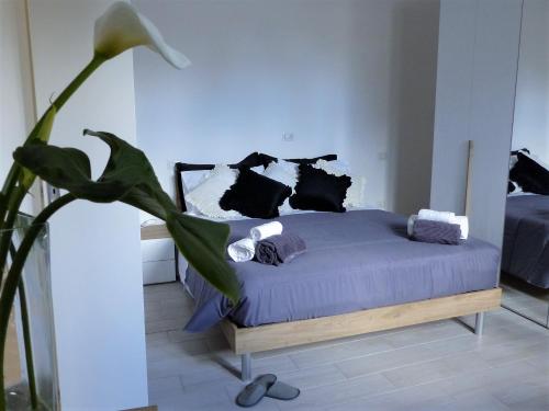 Un dormitorio con una cama con sábanas azules y una planta en Casa Maia, en Casalabate