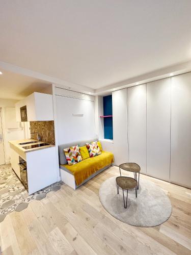 un salon avec un canapé jaune et une table dans l'établissement LE POP ART - JARDIN DES PLANTES - Centre, à Toulouse