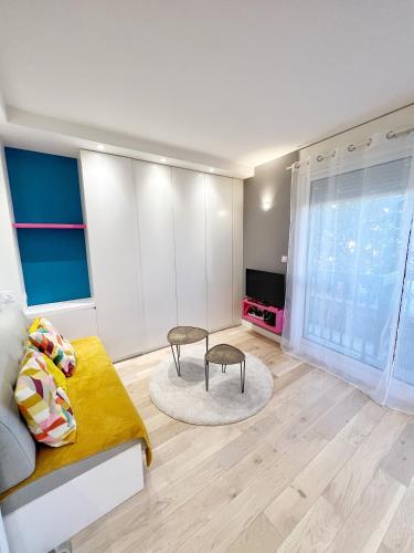 un salon avec un canapé et une télévision dans l'établissement LE POP ART - JARDIN DES PLANTES - Centre, à Toulouse