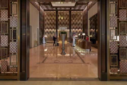 um lobby de um prédio com pessoas andando nele em Mandarin Oriental, Doha em Doha