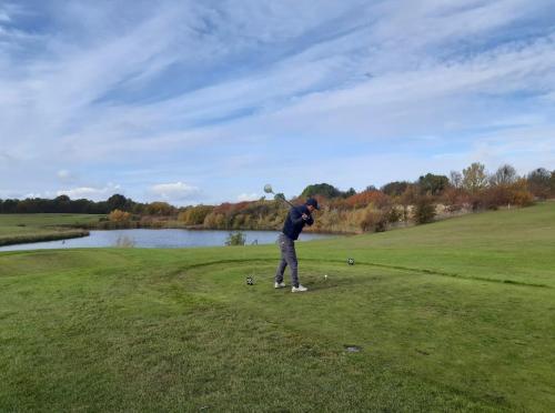 un hombre volando una cometa en un campo de golf en Studio Apartment 7Heaven, en Malmö