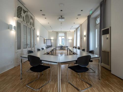 a large meeting room with a table and chairs at Business Center IN Villa in Bellinzona