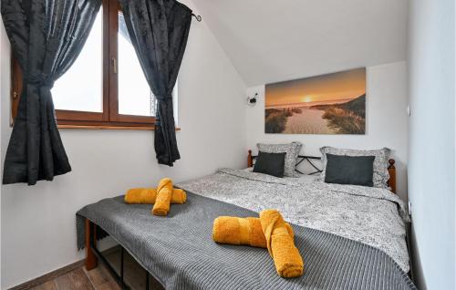 1 dormitorio con 2 toallas amarillas en una cama en Pet Friendly Home In Hrebinec With Kitchen en Hrebinec