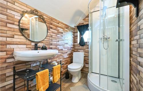 y baño con lavabo, aseo y espejo. en Pet Friendly Home In Hrebinec With Kitchen en Hrebinec