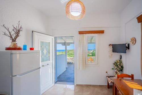 einen Flur mit Tür und Meerblick in der Unterkunft Kavousanos Apartments in Istro