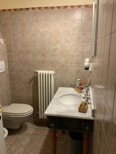 Sogliano al RubiconeにあるB&B ConcaVerdeの洗面台とトイレ付きのバスルーム