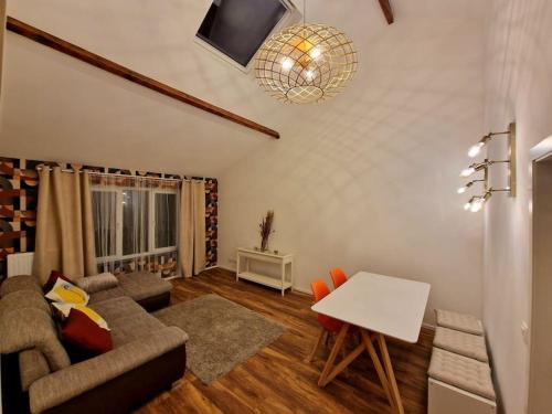 - un salon avec un canapé et une table dans l'établissement Ultimate escape from Luxembourg, à Arlon