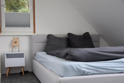 a bedroom with a bed and a window at Ferienhaus Reiherweg in Bedekaspel
