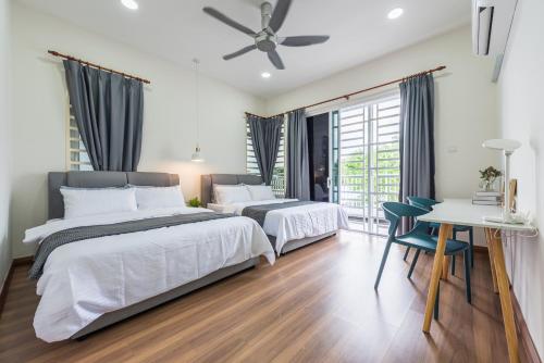 1 dormitorio con 2 camas, mesa y escritorio en 5Bedroom Villa @ Seremban 20pax Netflix Projector Pool, en Seremban