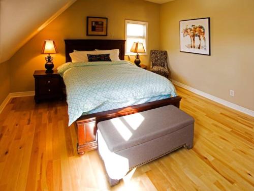 1 dormitorio con 1 cama y 1 silla en 4 bedroom 4parking can cook Fireplace,Office en Ottawa